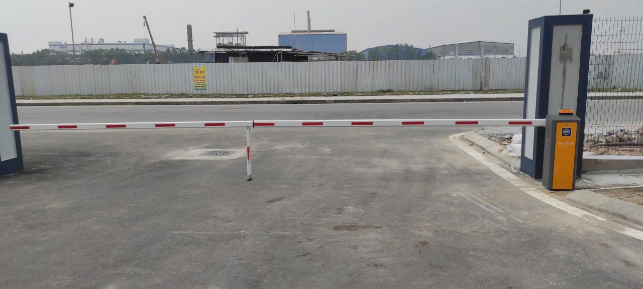 Thanh chắn barie tự động màu trắng đỏ lắp tại cổng ra vào khu công nghiệp